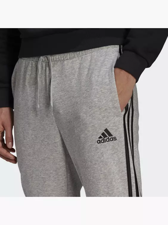 Adidas Essentials Fleece Tapered Cuff 3-Streifen Hose 4 Adidas Essentials Fleece Tapered Cuff 3-Streifen Hose – Bild 2