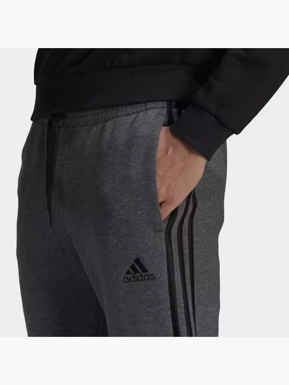 Adidas Essentials Fleece Tapered Cuff 3-Streifen Hose 4 Adidas Essentials Fleece Tapered Cuff 3-Streifen Hose – Bild 2