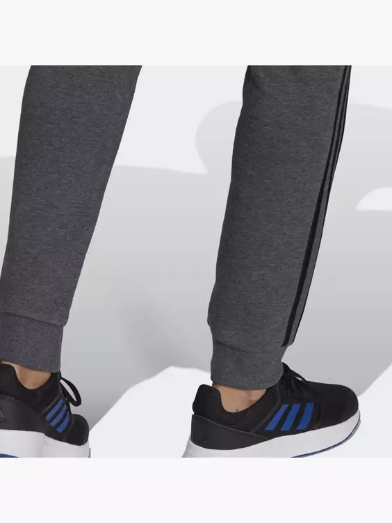 Adidas Essentials Fleece Tapered Cuff 3-Streifen Hose 5 Adidas Essentials Fleece Tapered Cuff 3-Streifen Hose – Bild 3