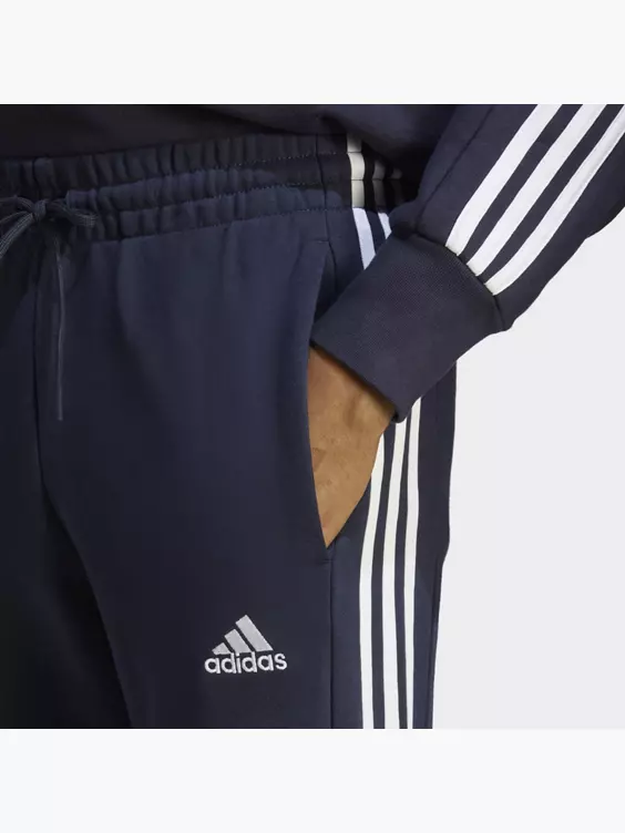 Adidas Essentials French Terry Tapered Cuff 3-Streifen Hose 4 Adidas Essentials French Terry Tapered Cuff 3-Streifen Hose – Bild 2